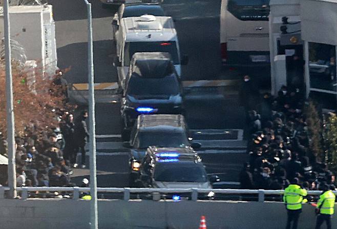 윤석열 대통령이 탄 차량 행렬이 15일 서울 용산구 한남동 대통령 관저에서 과천 공수처로 향하고 있다. 김혜윤 기자 unique@hani.co.kr