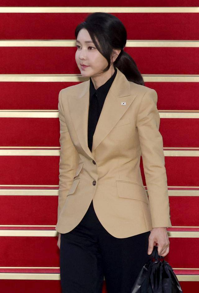 윤석열 대통령의 체코 방문에 동행했던 김건희 여사가 지난해 9월 경기 성남시 서울공항으로 귀국하고 있다. 왕태석 선임기자