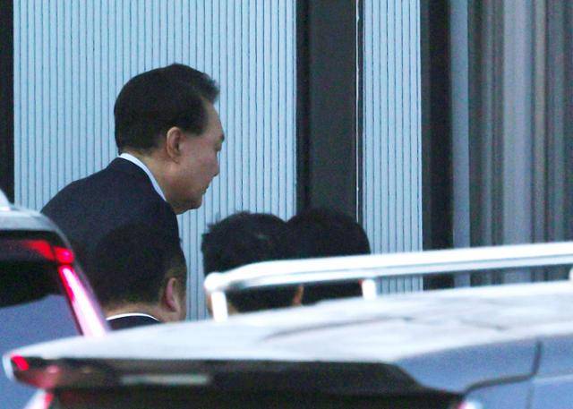 윤석열 대통령이 15일 오전 조사를 받기 위해 정부과천청사 공위공직자범죄수사처로 들어서고 있다. 과천=왕태석 선임기자
