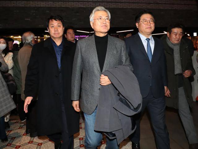 문재인 전 대통령이 지난해 1월 22일 오후 경남 양산시 물금읍 메가박스 양산증산점에서 다큐멘터리 영화 '길위에 김대중'을 관람하기 위해 상영관으로 이동하고 있다. 양산=뉴스1