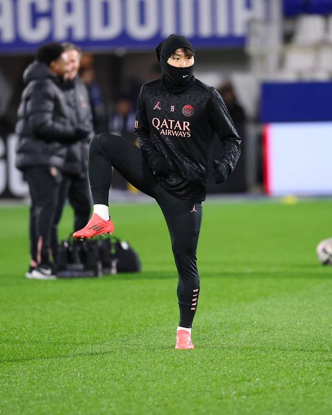 PSG 이강인이 7일 프랑스 오세르의 스타드 아베 데샹에서 열린 AJ 오세르와의 2024~25 리그1 14라운드 킥오프 전 몸을 풀고 있다. 사진=PSG