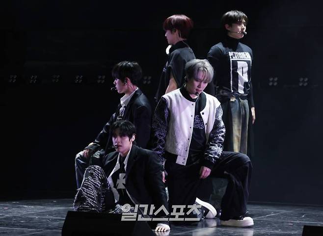 그룹 위아이 장대현, 유용하, 김준서, 김동한, 강석화가 15일 오후 서울 서대문구 예스24원더로크홀에서 열린 미니 7집 'The Feelings(더 필링스)' 발매 기념 쇼케이스에 참석해 타이틀곡 '낫 이너프' 무대를 선보이고 있다. 타이틀곡 '낫 이너프(NOT ENOUGH)'는 슈게이징(Shoegazing) 사운드가 가미된 이모 힙합(EMO HIPHOP) 장르다. 서병수 기자 qudtn@edaily.co.kr /2025.01.15/