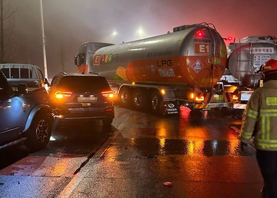 14일 오전 경기도 고양시 일산서구 자유로 구산IC 파주 방향 인근에서 트럭과 버스, 승용차 등 44중 연쇄 추돌사고가 발생해 차량이 뒤엉켜 있다. 이 사고로 출근 시간대에 사고 지점 후방으로 10㎞가량 극심한 차량 정체가 빚어졌다. [사진 경기도북부소방재난본부]