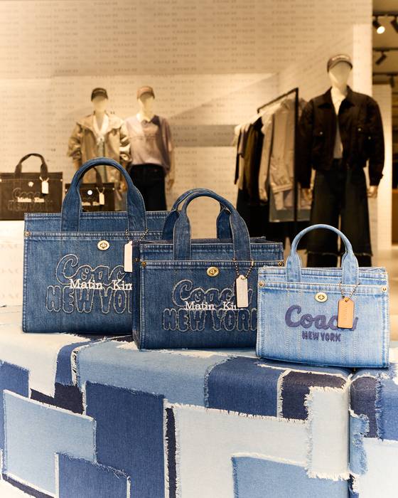 품절대란을 일으킨 코치 마뗑킴 컬렉션 '카고 토트백'. 코치