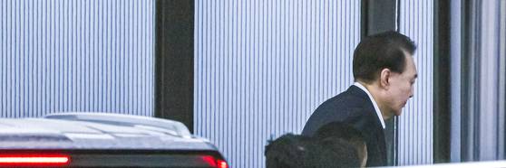 12.3 내란 사태의 우두머리 혐의로 체포된 대통령 윤석열이 15일 경기 과천 고위공직자범죄수사처 청사 정문에 마련된 포토라인을 피해 후문으로 들어가고 있다. 김성룡 기자