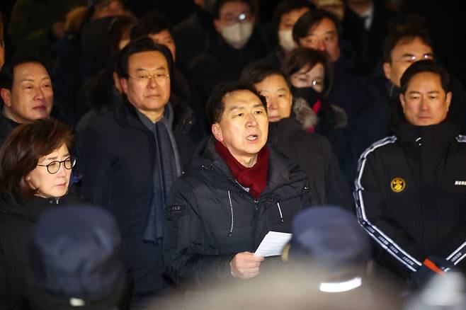 ▲ 고위공직자범죄수사처(공수처)와 경찰이 윤석열 대통령에 대한 2차 체포영장 집행에 나선 15일 서울 용산구 한남동 대통령 관저 입구에서 김기현 국민의힘 의원이 입장발표를 하고 있다 [연합뉴스]