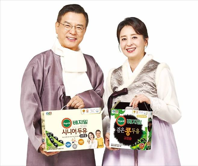 모델들이 ‘베지밀 선물세트’를 소개하고 있다. /정식품 제공