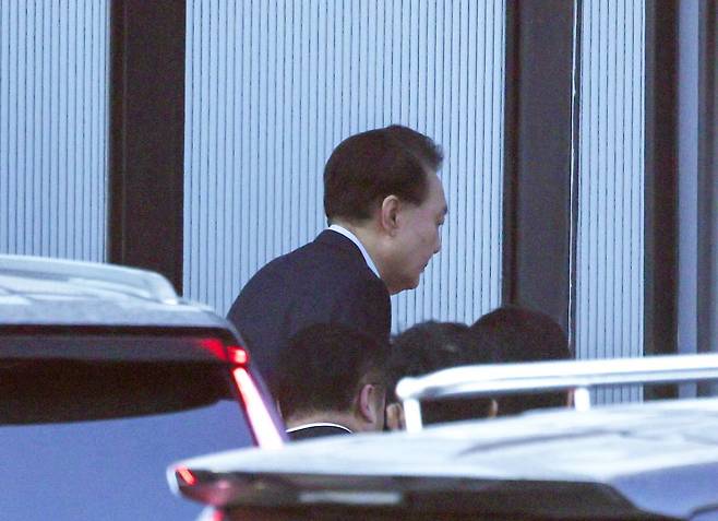 내란 수괴(우두머리) 혐의로 체포된 윤석열 대통령이 15일 오전 경기 과천 고위공직자범죄수사처(공수처)에 도착해 조사실로 향하고 있다. /사진=뉴스1