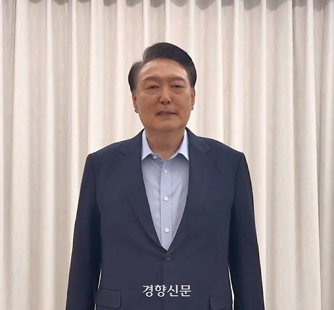 윤석열 대통령에 대한 체포영장이 집행된 15일 서울 한남동 관저에 머물던 윤 대통령이 담화를 발표하고 있다. 녹화된 영상은 대통령실이 제공했다.