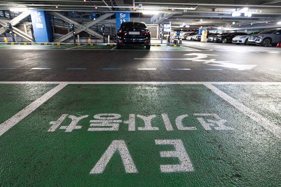 An EV charging station in downtown Seoul on Sept. 6 [NEWS1]