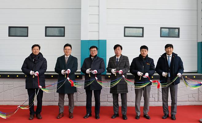 이두현 비보존그룹 회장(왼쪽에서 세번째)과 장부환 비보존제약 대표이사(왼쪽에서 두번째)가 15일 열린 비보존제약 신축 물류보관소 준공 기념식에서 기념 촬영을 하고 있다. 비보존그룹 제공
