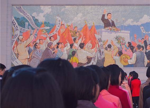 미국 국제기독연대(ICC)가 2023년 11월  발간한 '기독교 박해 세력 보고서'에서 북한 주민들이 김일성 주석을 형상화한 대형 벽화 앞에 서 있다. 국민일보DB