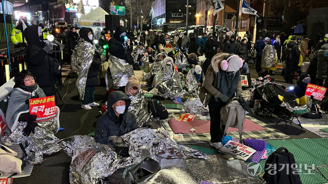 15일 오전 4시30분께 진보 성향 단체들은 대통령 관저와 가까운 일신홀 인근에 모여 집회를 이어가고 있다. 오종민기자