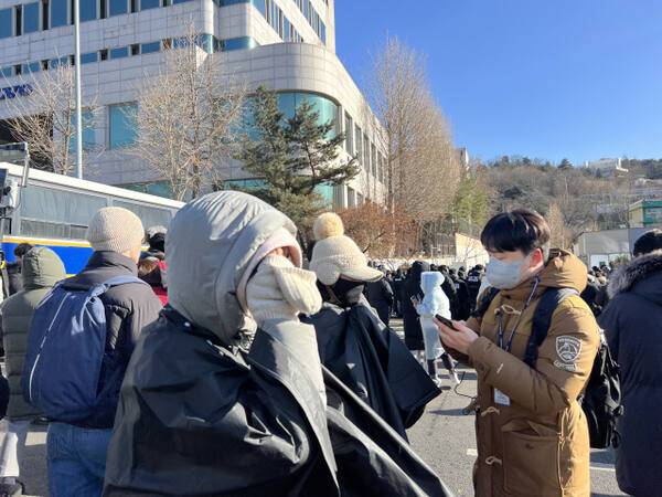 15일 한남동 관저 인근에서 한 윤석열 대통령 지지자가 윤 대통령을 태운 차량이 관저를 빠져나가자 눈물을 보였다. 박소민기자