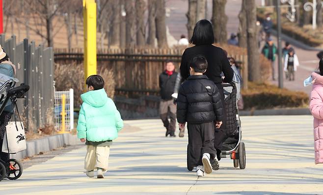 어린이대공원에 아이들과 엄마가 나들이를 나와 공원을 거닐고 있다. 사진과 기사는 관련 없음. [이승환 기자]