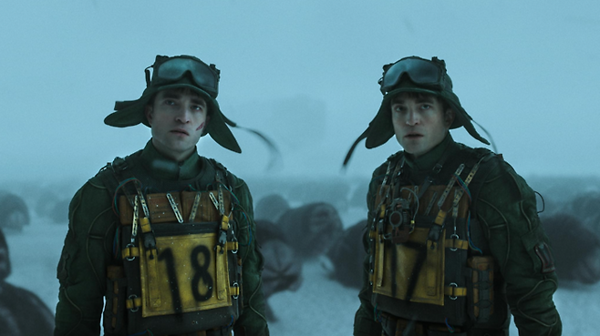 영화 ‘미키17’의 한 장면. 할리우드 스타 로버트 패틴슨이 주인공을 맡아 익스펜더블 미키17과 미키18을 연기했다. [IMDb]