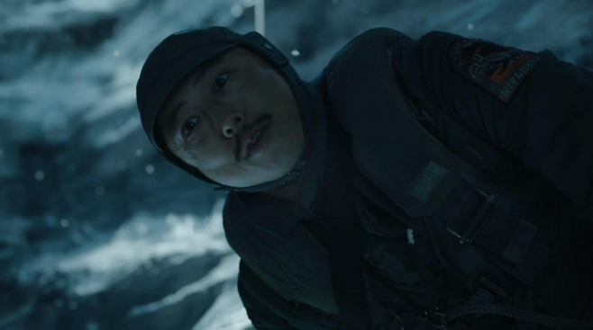 영화 ‘미키17’의 한 장면. 스티븐 연이 미키17 주변을 맴도는 베르토 역을 맡았다. [IMDb]