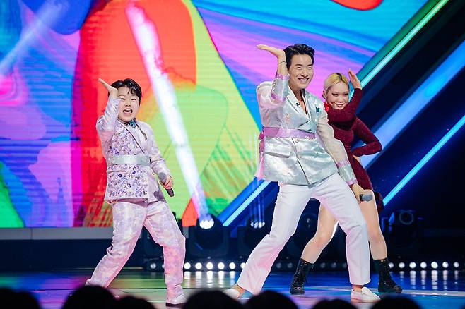 14일 방송된 MBN 창사 30주년 특별기획 '현역가왕2'에서 나태주(오른쪽)와 황민호가 윤수현의 '니나노'를 부르는 모습.  MBN