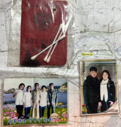 국제 인권 단체 ‘휴먼라이츠재단’ 산하 북한 전문 웹사이트인 NK 인사이더가 홈페이지에 공개한 러시아 파병 북한군 전사자의 가족사진 2장과 신분증. (출처=NK인사이더)