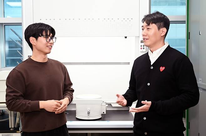 투명한 내플라즈마성 고엔트로피 세라믹을 개발한 재료연 연구팀. 신유빈(왼쪽부터)  석사과정 학생연구원, 마호진 박사.[한국재료연구원 제공]
