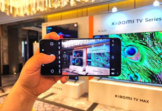 ‘샤오미 14T’로 사진을 촬영하는 모습. [권제인 기자/ eyre@}