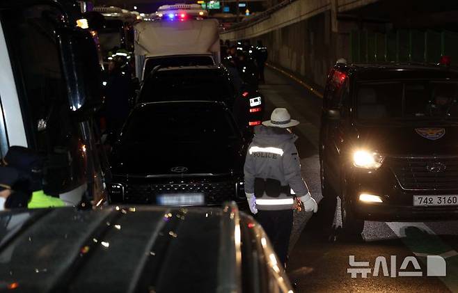 [서울=뉴시스] 고범준 기자 = 윤석열 대통령에 대한 2차 체포영장 집행이 임박한 15일 오전 서울 용산구 대통령 관저 앞에 공수처 차량이 도착해 있다. 2025.01.15. bjko@newsis.com