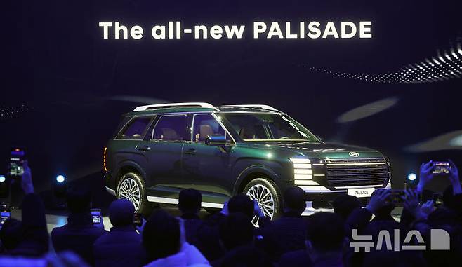 [성남=뉴시스] 김금보 기자 = 현대자동차가 지난 14일 경기 성남시 메종디탈리 복합문화공간에서 신차 '디 올 뉴 팰리세이드'를 공개하고 있다. 2025.01.15. kgb@newsis.com