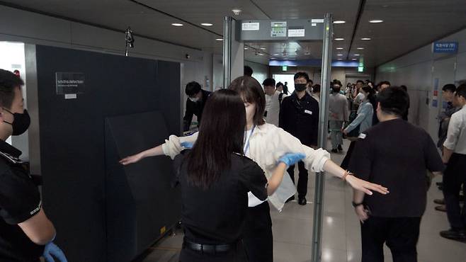 [대전=뉴시스] 관세청 관계자가 법무부 입국심사 전 세관검사 시뮬레이션 하고 있는 모습. (사진=관세청 제공) 2025.01.15. photo@newsis.com *재판매 및 DB 금지