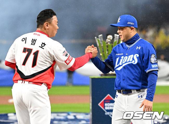 [OSEN=광주, 이대선 기자] 한국시리즈에 앞서 KIA 이범호 감독과 삼성 박진만 감독이 인사를 하고 있다. 2024.10.21 / sunday@osen.co.kr