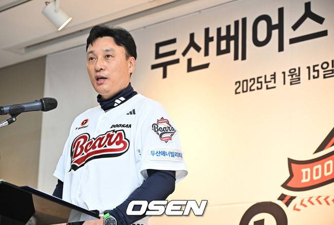 [OSEN=잠실, 조은정 기자]두산 베어스가 15일 서울 송파구 잠실야구장에서 43주년 창단기념식 겸 시무식을 가졌다.행사에는 고영섭 신임 대표이사를 비롯해 김태룡 단장, 이승엽 코치 및 주장 양의지를 비롯한 선수단 85명이 참석했다.두산 이승엽 감독이 인사말을 하고 있다. 2025.01.15 /cej@osen.co.kr