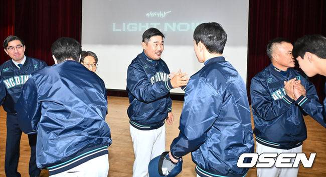[OSEN=창원, 이석우 기자] 3일 마산야구센터 올림픽기념관 공연장에서 2025시즌 NC 다이노스 신년회가 열렸다. 이호준 감독이 선수들과 하이파이브를 하고 있다. 2025.01.03 / foto0307@osen.co.kr