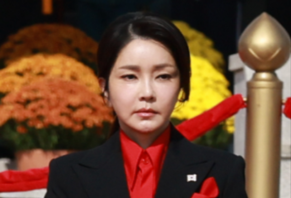 김건희 여사, 폴란드 대통령 공식 환영식 참석 - 윤석열 대통령의 부인 김건희 여사가 24일 서울 용산 대통령실 앞 잔디마당에서 열린 안제이 두다 폴란드 대통령 국빈 방한 공식 환영식에서 아가타 코른하우저 두다 여사와 함께 자리하고 있다. 2024.10.24 연합뉴스