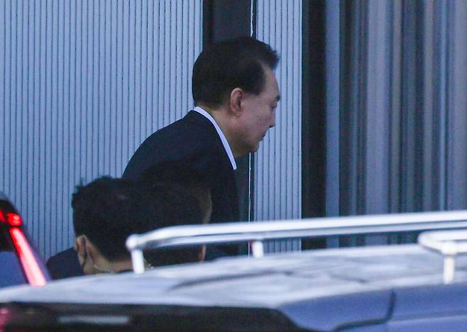 내란 우두머리와 직권남용 권리행사 방해 혐의로 체포된 윤석열 대통령이 1월15일 경기 과천시 정부과천청사 내 고위공직자범죄수사처 조사실로 들어가고 있다. ⓒ 연합뉴스
