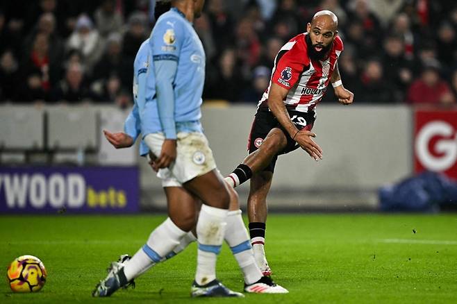 브렌트퍼드 브라이언 음뵈모가 슈팅을 시도하고 있다. <저작권자(c) 연합뉴스, 무단 전재-재배포, AI 학습 및 활용 금지>