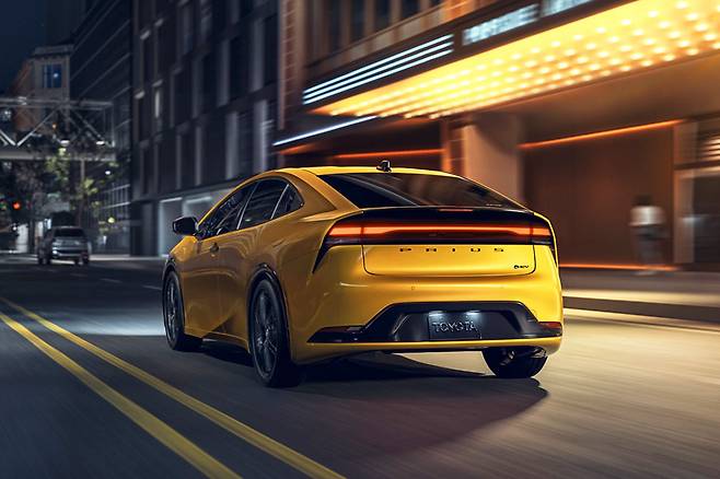 토요타 2025년형 프리우스 나이트쉐이드