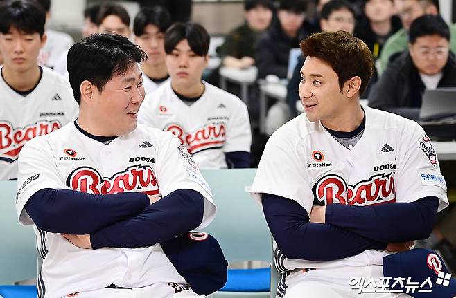 15일 오전 서울 송파구 잠실야구장에서 진행된 '2025 두산 베어스 창단 기념식'에 참석한 두산 양의지와 강승호가 이야기를 나누고 있다. 잠실, 박지영 기자