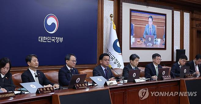 국무회의 주재하는 최 권한대행 (서울=연합뉴스) 한상균 기자 = 최상목 대통령 권한대행 부총리 겸 기획재정부 장관이 14일 정부서울청사에서 국무회의를 하고 있다. 2025.1.14 [대통령실통신사진기자단] xyz@yna.co.kr
