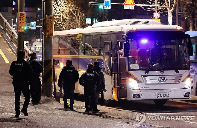 이동하는 형사기동대 (서울=연합뉴스) 김도훈 기자 = 고위공직자범죄수사처(공수처)와 경찰이 윤석열 대통령에 대한 2차 체포영장 집행에 나선 15일 서울 용산구 한남동 대통령 관저 인근 매봉산 등산로 근처에서 형사기동대 인력이 이동하고 있다. 2025.1.15 superdoo82@yna.co.kr