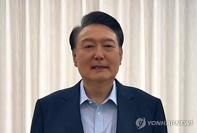 윤석열 대통령, 공수처 출석 관련 담화 (서울=연합뉴스) 한상균 기자 = 윤석열 대통령이 15일 공수처 출석 관련 대국민 담화를 하고 있다. 2025.1.15 [대통령실 제공. 재판매 및 DB 금지] xyz@yna.co.kr