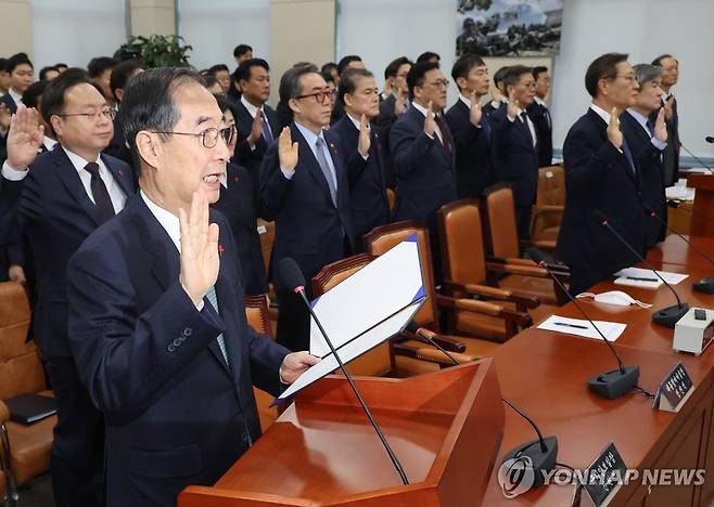 증인선서 하는 한덕수 총리 (서울=연합뉴스) 김주성 기자 = 한덕수 국무총리가 15일 서울 여의도 국회 '윤석열 정부의 비상계엄 선포를 통한 내란혐의 진상규명 국정조사' 특별위원회에 기관 증인으로 출석해 증인선서를 하고 있다. 2025.1.15 utzza@yna.co.kr