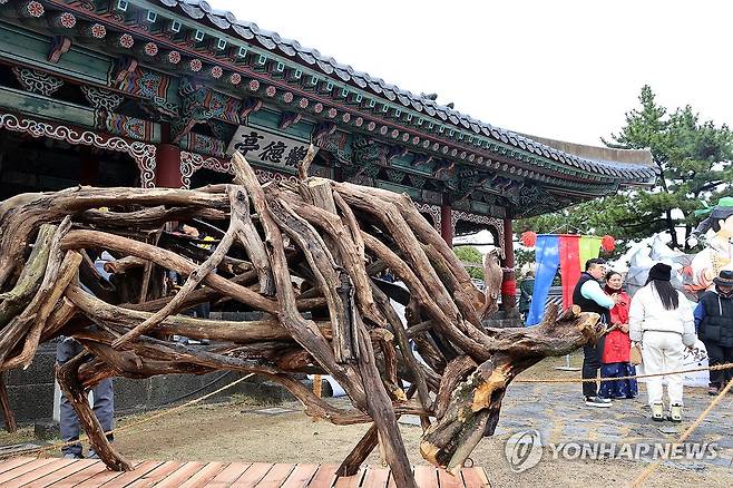 입춘 절기상 입춘이던 지난해 2월4일 도민과 관광객이 제주목 관아에서 열린 '2024 탐라국 입춘굿' 행사에 참여 하고 있다. [연합뉴스 자료사진]