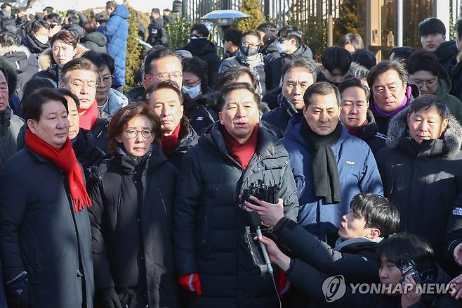 관저 앞 발언하는 김기현 의원 (서울=연합뉴스) 서대연 기자 = 고위공직자범죄수사처(공수처)와 경찰이 윤석열 대통령에 대한 2차 체포영장 집행에 나선 15일 서울 용산구 한남동 대통령 관저 입구에서 국민의힘 김기현 의원이 발언하고 있다. 2025.1.15 yatoya@yna.co.kr