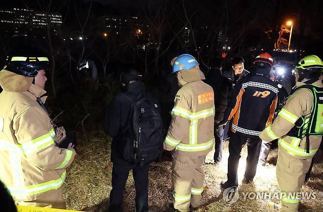 공수처 인근 분신 시도 사고 현장 조사하는 소방과 경찰 (과천=연합뉴스) 임화영 기자 = 윤석열 대통령에 대한 체포영장이 집행된 15일 고위공직자범죄수사처(공수처)가 있는 경기 과천시 정부과천청사 부근에서 남성 1명이 분신을 시도하는 사고가 발생해 경찰과 소방이 현장을 조사하고 있다. 2025.1.15 [공동취재] hwayoung7@yna.co.kr