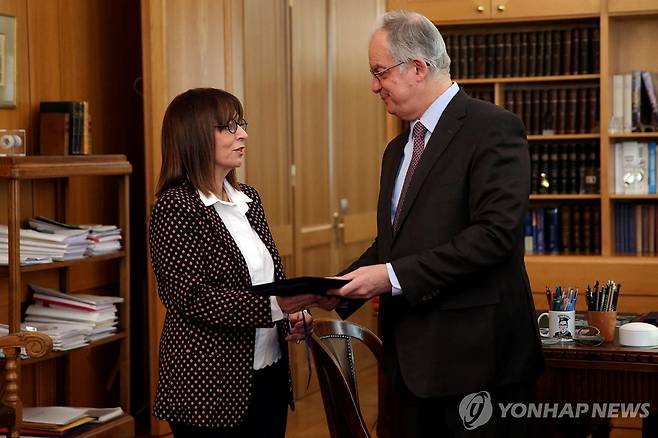 타술라스 차기 대통령 후보자(오른쪽)와 사켈라로풀루 현 대통령의 2020년 모습 [로이터 연합뉴스 자료사진. 재판매 및 DB 금지]