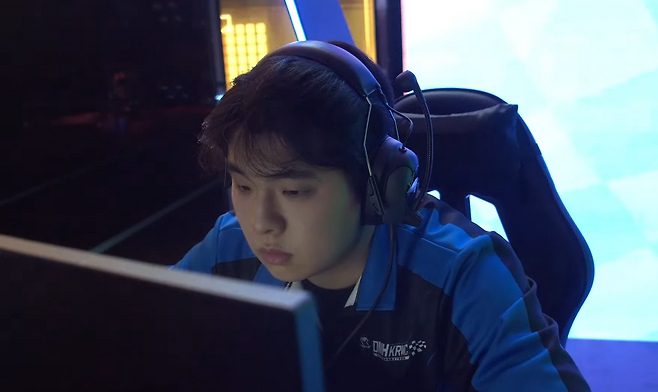 프로게이머 문호준이 '제1회 DMH 카트라이더 월드컵' 32강 D조 경기를 진행하는 모습(출처='DMH 카트라이더 월드컵' 32강 D조 경기 중계 화면 캡쳐).