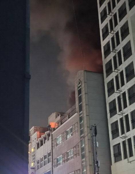 16일 수원 인계동 화재 발생 건물. (사진=경기도소방재난본부/연합뉴스)