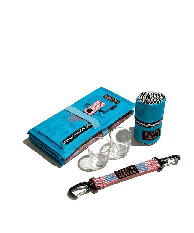 진로골드 x 페오스 협업 아웃도어 윷놀이 세트(하이트진로 제공).