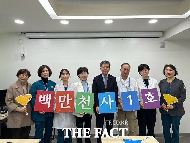 전주시복지재단이 전주병원과 호성전주병원에 근무하는 간호사들과 '2025년 백만천사 1호' 전달식을 가졌다. /전주시복지재단