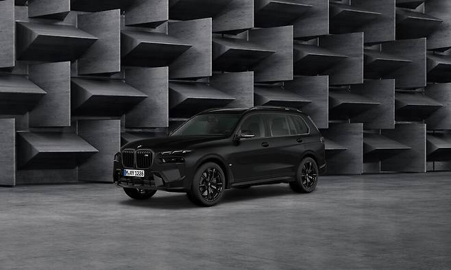 사진 :&nbsp;BMW&nbsp;X7&nbsp;M60i&nbsp;xDrive&nbsp;M&nbsp;스포츠&nbsp;프로&nbsp;인디비주얼&nbsp;올&nbsp;블랙&nbsp;에디션