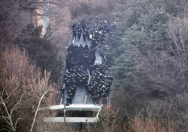 공수처와 경찰로 구성된 공조수사본부가 윤석열 대통령에 대한 2차 체포영장 집행에 나선 15일 오전 서울 용산구 한남동 대통령 관저에서 공수처 수사관들과 경찰 인력이 3차 저지선을 뚫고 관저로 향하고 있다. /뉴스1